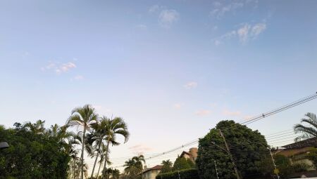 Céu azul e poucas nuvens 