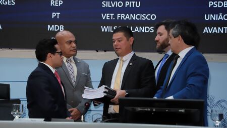 Vereador Otávio Trad entrega relatório da LDO
