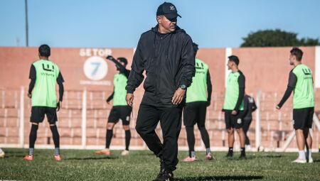 Operário durante treinamento com o técnico  Rhapael Pereira