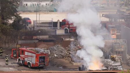 Bombeiros monitoram área da explosão