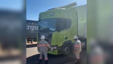 Motorista fica preso em caminhão após área externa ficar energizada em Ponta Porã