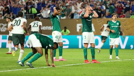 Jogadores do Palmeiras lamentam o segundo gol do Chelsea após falha de Weverton