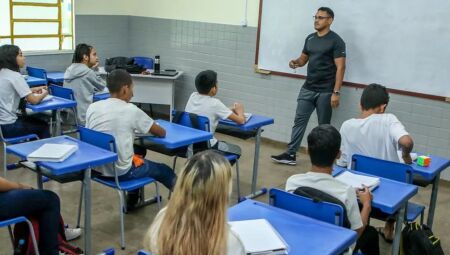 Professor em sala de aula em Manaus 