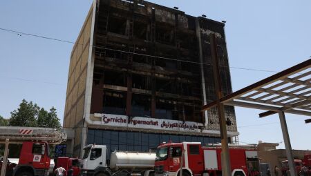 Várias pessoas foram vistas saindo do telhado com a ajuda de equipes de resgate
