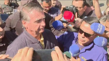 Bolsonaro dá entrevista após colocar tornozeleira  