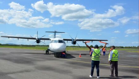 Operação de avião comercial na pista do aeroporto de Feira de Santana, na Bahia