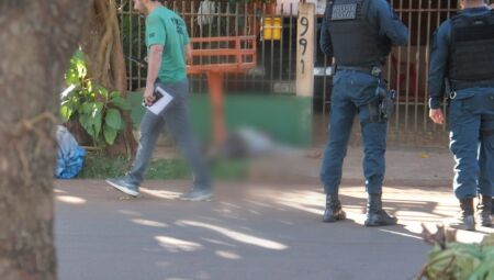 Homem estava na calçada quando foi atingido pelos tiros