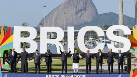 BRICS lança seu próprio 'Pix' para derrubar dependência do dólar