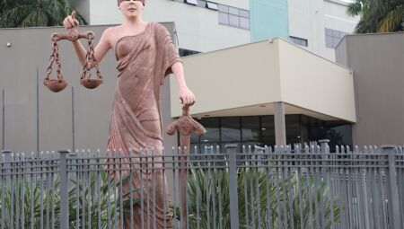 Deusa da Justiça, monumento no fórum de Campo Grande - 