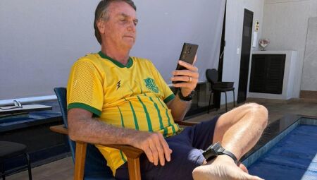 Bolsonaro exibe tornozeleira - 