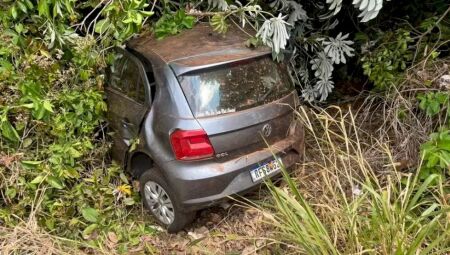 Veículo ficou bastante destruído