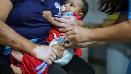 Criança tomando vacina