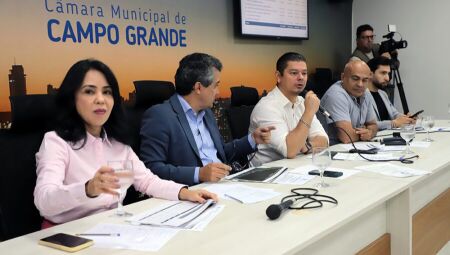 Secretária e comissão durante audiência