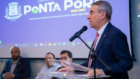 Paulo Corrêa discursando durante encontro