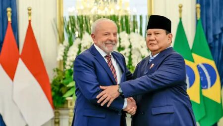 Presidente Luiz Inácio Lula da Silva cumprimenta o presidente daIndonésia, Prabowo Subianto, durante visita ao país