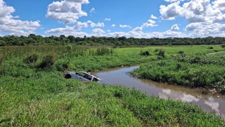 Metade do carro ficou submerso no córrego