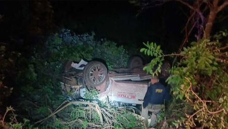 Caminhonete parou nas margens da rodovia