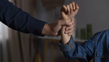 Padrasto alega 'correção', mas é preso por agredir enteado com deficiência na Capital