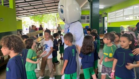 A estratégia segue o modelo de vacinação seletiva, respeitando o calendário nacional e a realidade de cada município