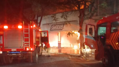 Loja foi tomada por incêndio na madrugada