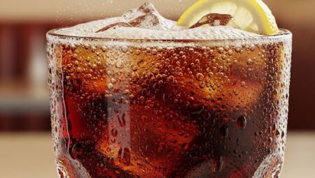 Onze pessoas são envenenadas ao tomar refrigerante adulterado em festa de empresa