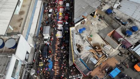 Corpos enfileirados em rua do Rio de Janeiro após operação policial mais letal da história da cidade 