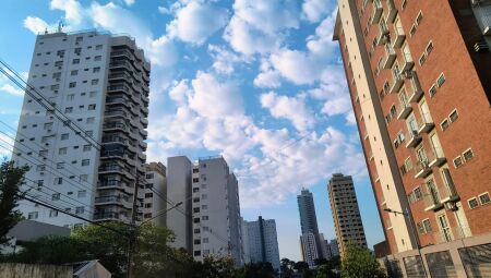 Céu amanheceu com algumas nuvens em Campo Grande