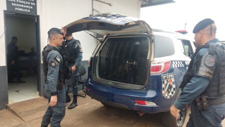 Momento da chegada do suspeito, preso pela Força Tática