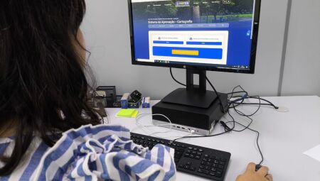 A digitalização elimina o uso de papel, reduz custos, evita deslocamentos e permite acompanhar o andamento em tempo real