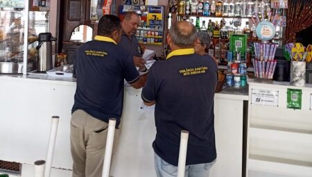 Equipe da Vigilância Sanitária em ação