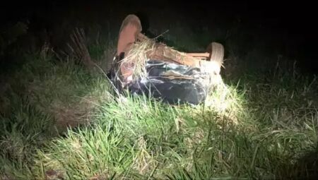 Foragido, traficante de 31 anos morre em capotamento em Aral Moreira