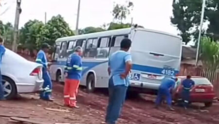 Ônibus ficou atolado
