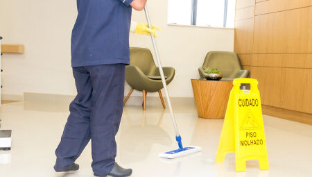 Funsat oferta vagas para auxiliar de limpeza, operador de caixa e consultores