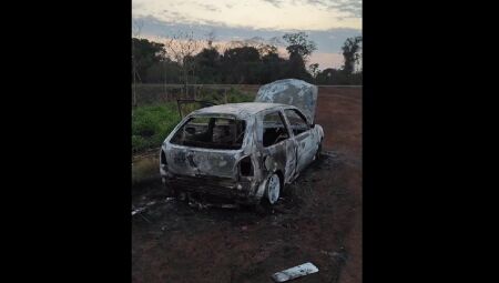 Carro foi incendiado em uma rua nas margens da BR-163