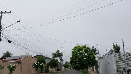 Em Campo Grande, céu nublado e com direito a neblina