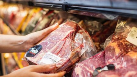 Era pro churras? Homem é preso ao trocar preços de carne para pagar mais barato na Capital