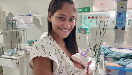 Hospital Regional faz ação com "toucas malucas" para humanizar internação na UTI Neonatal