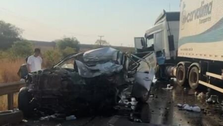 JD1TV AGORA: Acidente grave entre caminhonete e caminhão deixa uma pessoa morta em MS