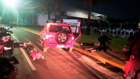 Adolescente dirigindo SUV 'fura' blitz e joga carro contra guardas na Capital