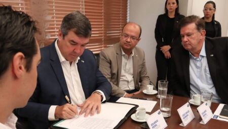 Governador, Riedel, ao lado do vice Barbosinha e secretário Eduardo Rocha