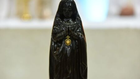 Imagem da paróquia da Capital carrega o fragmento dentro do relicário dourado