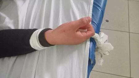 Ele está amarrado a maca desde que foi internado