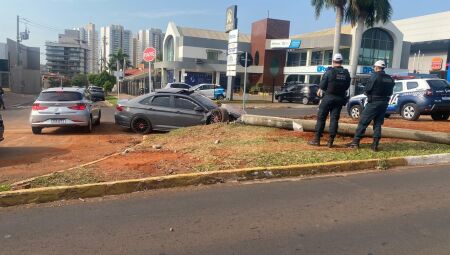 Motorista derrubou o poste e travou a pista da avenida