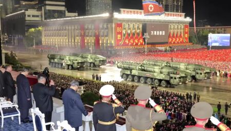Mísseis intercontinentais da Coreia do Norte durante desfile militar