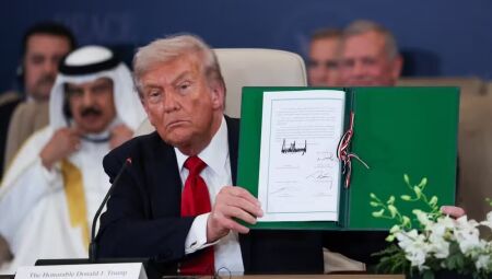Donald Trump assina junto com outros líderes mundiais acordo de cessar-fogo em Gaza durante cúpula no Egito em 13 de outubro de 2025