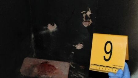 Marcas de tiros na casa onde o crime ocorreu - 