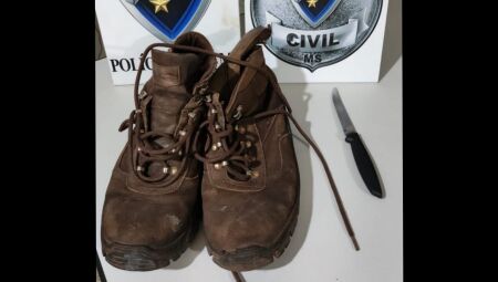Calçado usado no dia do crime e a faca usada para agredir a vítima