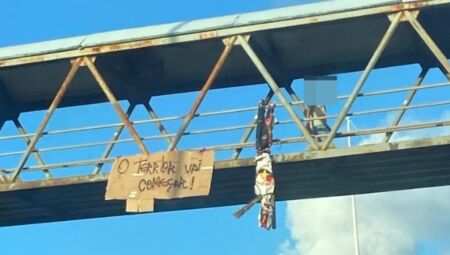 Bonecos com ameaças são pendurados em passarelas antes do clássico baiano