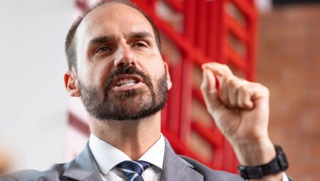 STF dá 15 dias para DPU apresentar defesa de Eduardo Bolsonaro em ação por coação