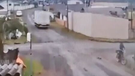 JD1TV: Caminhão arrasta fio e idoso voa por vários metros em Lages 